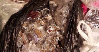 بالصور.. جمارك المطار تضبط راكبا يمنيا بمحاولة تهريب 27 كجم أحجار كريمة