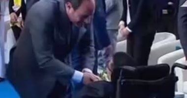 معاق يستوقف الرئيس خلال مغادرة قاعة مؤتمر الشباب.. والسيسى ينصت لشكواه
