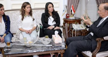 محافظ القاهرة يلتقى بفتيات عربة البرجر ويخصص ساحة لمشروعات الشباب بالنزهة