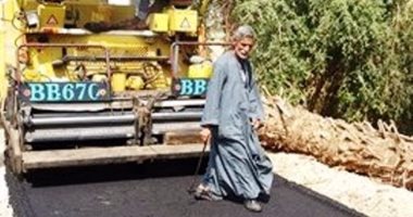 بالصور .. محافظ سوهاج: بدء ‎أعمال رصف طريق القرامطة - الطوايل بساقلته 