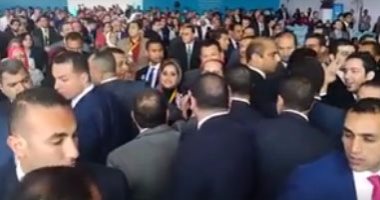 الصفحة الرسمية للرئيس السيسى تنشر فيديو مصافحته لشباب مؤتمر الإسماعيلية