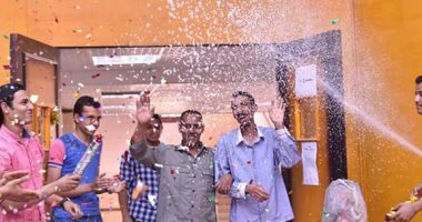 بالصور.. طلاب طب بيطرى بجامعة قنا يكرمون عاملين بالكلية برحلة عمرة