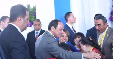 الرئيس السيسي للشباب: شغلت الجيش تحت رجليكم كى لا تسقط مصر