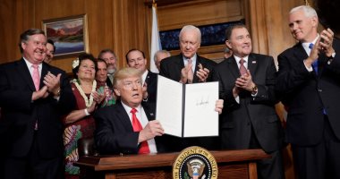 بالصور.. ترامب يوقع أمرا تنفيذيا بمراجعة التسميات الوطنية للنُصب التذكارية