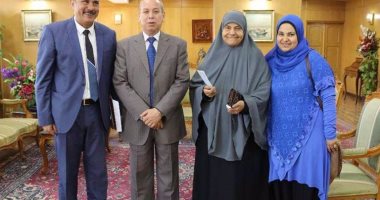 محافظ دمياط يسلم الأم المثالية مكافئة رئاسة الجمهورية