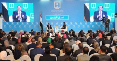 بالصور.. السيسي: أطالب المسئولين بمنح تراخيص مؤقتة لمشروعات الشباب بالشوارع