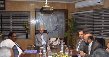 بالصور.. وفد منظمة "الفاو" يلتقى محافظ أسوان لتحسين الأمن الغذائى