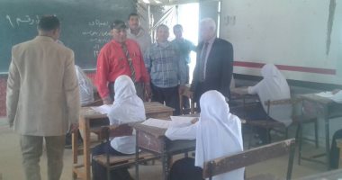 بالصور.. مدير إدارة الداخلة التعليمية يتفقد امتحان نهاية العام لصفوف النقل
