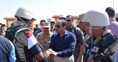 بالصور.. الرئيس السيسى يستمع لشرح حول إنشاء نادى الفيروز بالإسماعيلية الجديدة