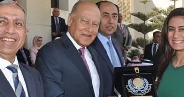 نور الشربينى تنشر صورة تكريمها من أمين عام جامعة الدول العربية