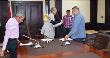 محافظ البحر الأحمر يحقق أمنية سيدة مسنة بأداء فريضة الحج 