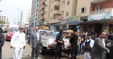 بالصور.. مدير أمن مطروح يشرف على حملة إزالة إشغالات من شوارع المدينة