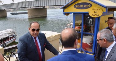 محافظ سوهاج يمنح "فتاتى البرجر" عربة ذكية تعمل بالطاقة الشمسية
