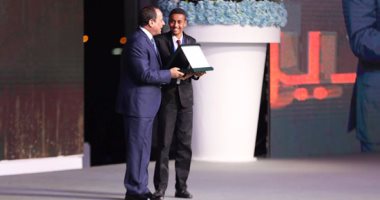  السيسي يكرم رياضيين من ذوى الاحتياجات الخاصة فى المؤتمر الثالث للشباب 