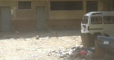 بالصور... قارئ يشكو: القمامة تحاصر المركز الصحى العام بمنشية ناصر