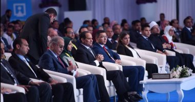 بالصور.. السيسي: ندرب الآن شبابنا خارج مصر للعمل مع الوزراء والمحافظين