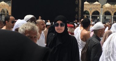 غادة عبدالرازق تنشر صورها أمام الكعبة.. وتعلق: "الحمد لله يا رب"