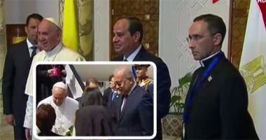 بابا الفاتيكان يبدأ "رحلة السلام".. رئيس الوزراء بالمطار للترحيب بوصوله "أرض المحبة" لأول مرة.. والرئيس السيسى يستقبله بالقصر الجمهورى.. و"فرانسيس" يحضر غدا أضخم قداس باستاد الدفاع الجوى بمشاركة 25 ألف شخص