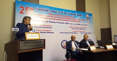 خالد منتصر ينتقد القنوات الفضائية المروجة للأعشاب والأدوية غير المرخصة