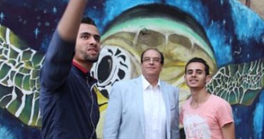 محافظ الدقهلية يستمع للشباب خلال جولته بمدينة المنصورة