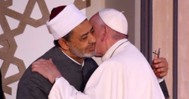 كواليس ختام مؤتمر الأزهر العالمى.. بابا الفاتيكان يبدأ كلمته بتحية الإسلام وسط ترحيب الحضور بالتصفيق 10 مرات.. عناق فرانسيس والطيب المشهد الأبرز.. وهتافات "يحيا إمام السلام وبابا السلام" تهز أرجاء القاعة