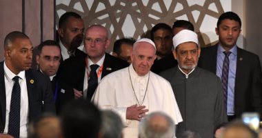 "لقاء السلام" فى أرض السلام.. شيخ الأزهر يرحب ببابا الفاتيكان ويؤكد: الأرض ممهدة لتأخذ الأديان دورها فى إبراز العدل.. والبابا فرانسيس: مصر أرض الحضارة منذ بدء التاريخ.. ومستقبلنا جميعا يعتمد على حوار الأديان