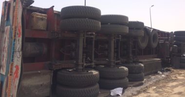 بالصور.. توقف حركة المرور بسبب انقلاب مقطورة بـ"دائرى المريوطية"