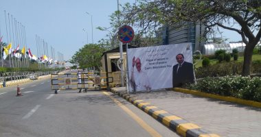 بالصور.. مطار القاهرة يتزين بأعلام مصر والفاتيكان استعدادا لاستقبال البابا 