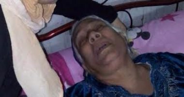 ابن بالقليوبية يتجرد من الانسانية ويلقى أمه المسنة فى الشارع