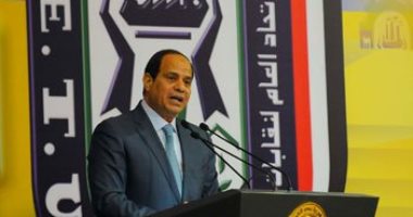 السيسى يشهد احتفالية عيد العمال ويكرم 12 من قدامى النقابيين غدا.. رئيس الوزراء وشيخ الأزهر والبابا يشاركون بالاحتفال.. رئيس "عمال مصر": اللقاء رسالة تشجيع.. ورئيس "الكيماويات": "نتعشم انتهاء موضوع العلاوة"