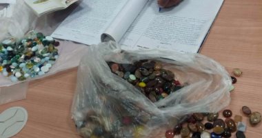 القبض على راكب بمطار القاهرة حاول تهريب 2,5 كيلو أحجار كريمة