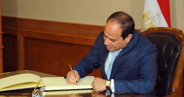 السيسي يوقع فى "سجل زيارات" مجلس الوزراء المجرى ويلتقط الصور التذكارية
