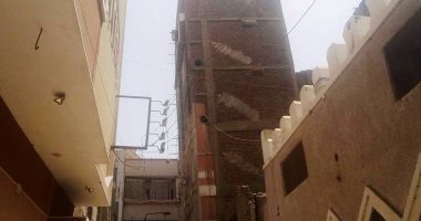 بالصور .. إخلاء عقار بسوهاج من السكان بعد ظهور ميل مفاجئ