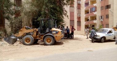 بالصور.. رئاسة مركز الخارجة تنفذ حملة مكبرة لتنظيف شوارع حى 25 يناير