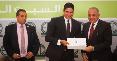 رئيس التنمية الصناعية يسلم أبو هشيمة خطاب تخصيص أرض مشروع مجمع مواد البناء