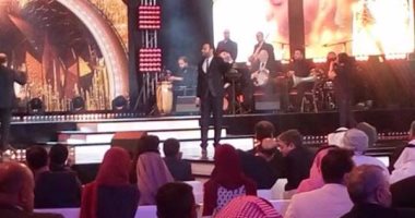 بالصور.. تامر عاشور يغنى فى تونس بختام مهرجان اتحاد الإذاعات العربية