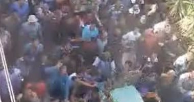 بالفيديو.. أهالى عزبة البنك بدمياط يشيعون جثامين 5 أفراد لقوا مصرعهم فى حريق فجر اليوم