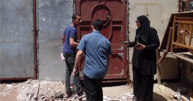 بالصور.. التحفظ على هنجر مخالف أقامه صيدلى على جسر مصرف كوتشنر بكفر الشيخ