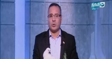 جابر القرموطى يقدم فقرته بـ"آخر النهار" بحمل "حمامة بيضاء وغصن الزيتون"