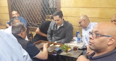 بالصور.. علاء مبارك يلعب "الطاولة" مع الأهالى على مقهى بإمبابة