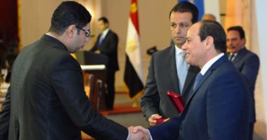 بالصور.. الرئيس السيسي يمنح وسام العمل من الطبقة الأولى لعدد من العمال