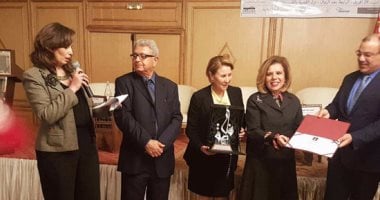 مشيرة خطاب تحصل على جائزة "فاطمة الفهرية" بتونس