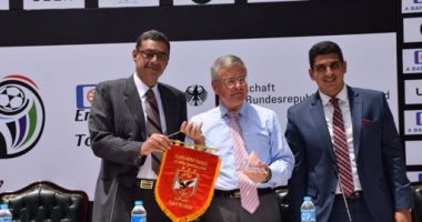 رئيس الأهلى يشكر وفد شون كلينيك على تأهيل أطباء النادى 
