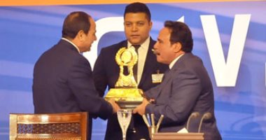 بالصور.. جبالى المراغى يسلم الرئيس السيسي درع الاتحاد العام لنقابات عمال مصر