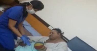 شاهد أسمن امرأة فى العالم تلعب الكرة فى جلسة علاج طبيعى