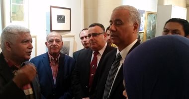 رئيس جامعة الإسكندرية يطالب أساتذة كلية الفنون الجميلة بتجميل المدينة بأعمالهم 