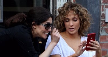 بالصور.. توأم جنيفر لوبيز فى زيارة لموقع تصوير مسلسل "Shades of Blue"