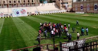 شاهد.. الأمن يخلى مدرجات البلدية قبل مباراة كوم حمادة