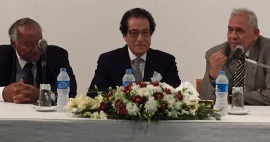 بالصور.. فاروق حسنى يقرأ مستقبل الثقافة والفن فى أتيليه الإسكندرية