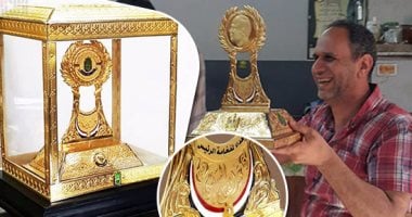 بالصور.."اليوم السابع" تكشف تفاصيل تصميم درع العمال للرئيس فى عيدهم.. 3 فتيات صممن الدرع وكتيبة من عمال سك العملة نفذته.. صاحبة الفكرة: عبارة عن صورة مجسمة للرئيس تحيطها أغصان الزيتون ويحمل شعار تحيا مصر